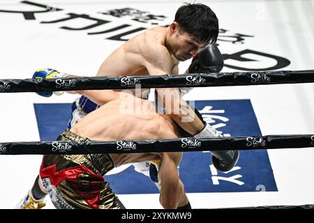 Il giapponese Seigo Yuri Akui (guanti grigi) lancia un destro contro l'ucraino Artem Dalakian (guanti blu) nel primo round durante l'incontro per il titolo dei pesi mosca WBA all'EDION Arena Osaka, Giappone, 23 gennaio 2024. (Foto di Hiroaki finito Yamaguchi/AFLO) Foto Stock