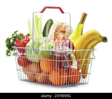 Filo cestino di shopping con negozi di generi alimentari isolato su bianco Foto Stock