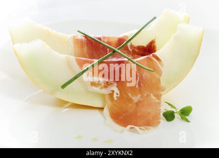 Deliziosa fette di melone e pancetta sulla piastra bianca Foto Stock