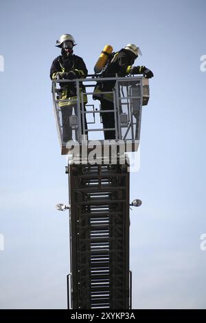 Vigili del fuoco durante un'esercitazione di salvataggio Foto Stock