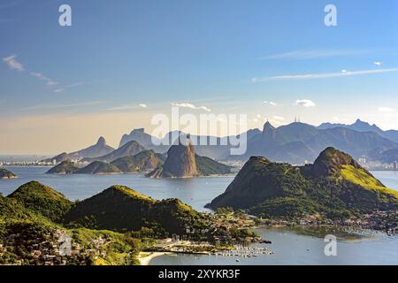 Vista di Rio de Janeiro, Baia Guanabara, Sugarloaf hill e altre montagne da Niteroi city park Foto Stock