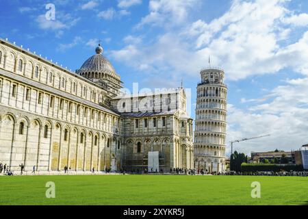 Pisa, Italia, 19 ottobre 2015: La folla di turisti visita il Duomo di Pisa e la Torre Pendente di Pisa il 19 ottobre 2015, Europa Foto Stock