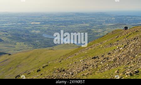 Vista da Mount Snowdon, Snowdonia, Gwynedd, Galles, Regno Unito, guardando a nord verso Llyn Padarn e Llanberis, con la Snowdon Mountain Railway Foto Stock