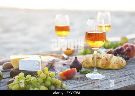 Vista superiore picnic sulla spiaggia tabella. Beach Party Foto Stock