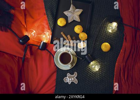 Decorazioni natalizie e tazza da tè sul letto. Vista dall'alto Foto Stock