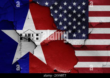 Bandiere di San Antonio e USA dipinte su pareti incrinate Foto Stock