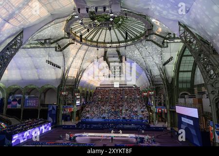 I fencers si trovano in una posizione en garde all'inizio di un incontro al Grand Palais durante i Giochi Olimpici del 2024, venerdì 2 agosto 2024, a Parigi, FR Foto Stock