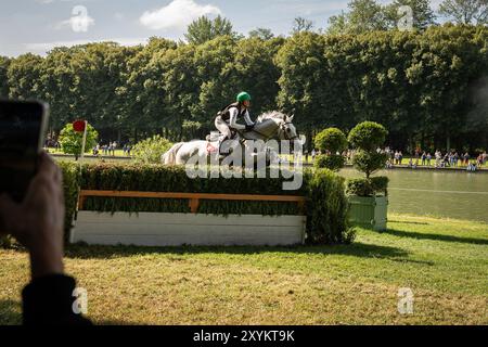 Un cavaliere gareggia con il suo cavallo durante la squadra di sci di fondo e la corsa di fondo individuale il 28 luglio 2024, allo Chateau de Versailles Foto Stock