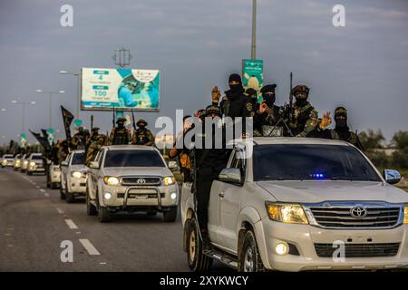 Gaza, Palestina. 5 gennaio 2022. I membri delle Brigate di al-Quds, l'ala militare della Jihad islamica palestinese (PIJ), tengono una parata militare nella città di Gaza. La parata si è svolta in occasione della prevista liberazione del prigioniero palestinese Abu Hawash il 26 febbraio da parte delle autorità israeliane, in cambio della fine del suo digiuno. Hawash ha rifiutato il cibo per mesi per protestare contro la detenzione da parte di Israele sotto detenzione amministrativa, senza accuse o processi Foto Stock