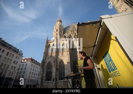 Vienna, Austria. 29 agosto 2024. AUSTRIA; VIENNA; 20240829; presidente del Partito DELLA BIRRA Dominik Wlazny durante la manifestazione elettorale del partito per le prossime elezioni del Consiglio Nazionale austriaco davanti alla Cattedrale di Santo Stefano a Vienna il 29 agosto 2024. // Österreich; WIEN; 20240829; Obmann der BIERPartei Dominik Wlazny während des Wahlkampfauftakts der Partei für die kommende Österreichische Nationalratswahl vor dem Stephansdom in Wien am 29. Agosto 2024. - 20240829 PD23335 credito: APA-PictureDesk/Alamy Live News Foto Stock