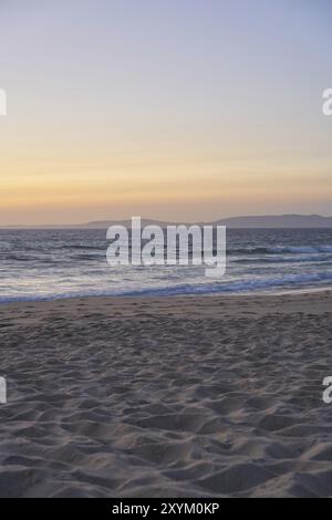 Spiaggia vuota al tramonto a Comporta, Portogallo con dune di sabbia e Lisbona sullo sfondo Foto Stock