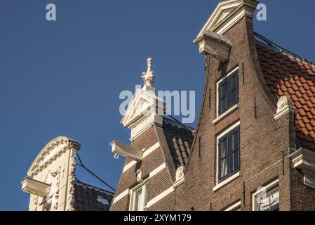 Amsterdam, Paesi Bassi, aprile 2022. Facciate storiche lungo i canali di Amsterdam Foto Stock