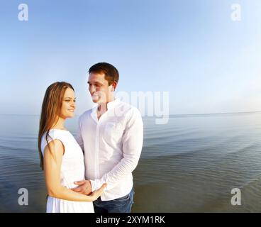 Giovane coppia felice in amore. Ritratto all'aperto Foto Stock