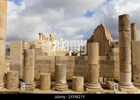 Rovina il tempio di zeus nell'antica jerash, in giordania Foto Stock