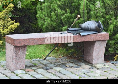 Bench Kant con il suo cappello, il bastone e il manoscritto. Museo del mondo dell'oceano, Kaliningrad (Koenigsberg prima del 1946), Russia, Europa Foto Stock