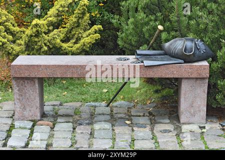 Bench Kant con il suo cappello, il bastone e il manoscritto. Museo del mondo dell'oceano, Kaliningrad (Koenigsberg prima del 1946), Russia, Europa Foto Stock