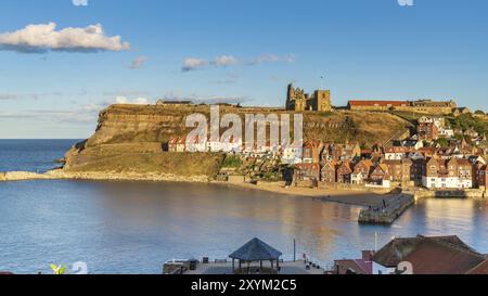 Whitby, North Yorkshire, Inghilterra, Regno Unito - 12 Settembre 2018: Vista verso la città e St. Mary's da est Terrazza Foto Stock