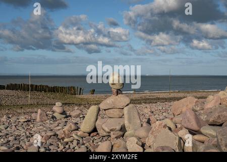 Una pila di pietra sulla spiaggia di Porlock Weir, Somerset, Inghilterra, Regno Unito Foto Stock