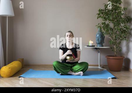 Persone di mezza età o donna matura fare yoga in ambienti interni Foto Stock