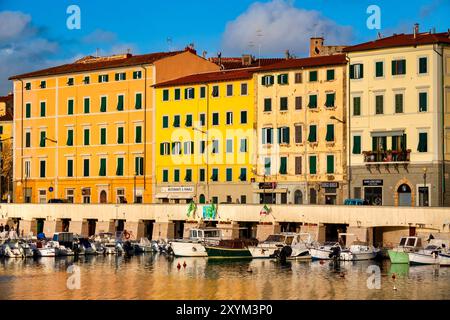 Vista sugli scali Adriano Novi Lena e Porto Turistico, Livorno, Italia Foto Stock