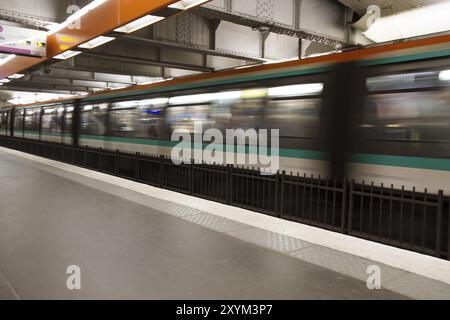 Stazione della metropolitana con treno in movimento a Parigi, Francia, Europa Foto Stock