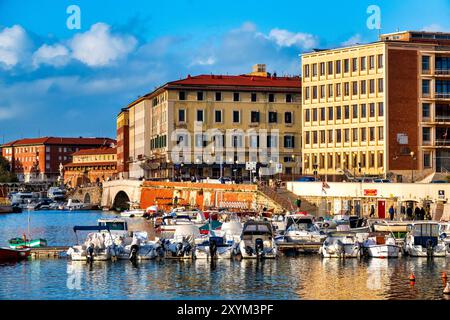 Vista sugli scali Adriano Novi Lena e Porto Turistico, Livorno, Italia Foto Stock