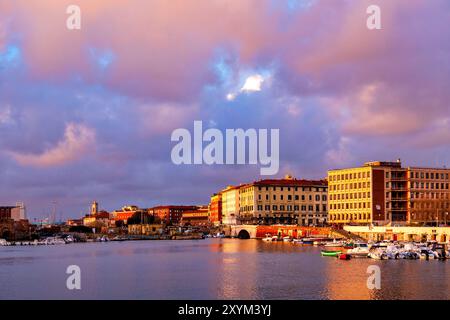 Vista sugli scali Adriano Novi Lena e Porto Turistico, Livorno, Italia Foto Stock