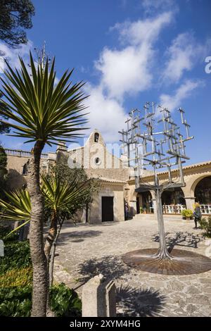 Creu de les Creus, una escultura realizada por el artista Jaume Falconer y el herrero Toni Sastre, jugando con la idea del arbol de la ciencia de ramo Foto Stock