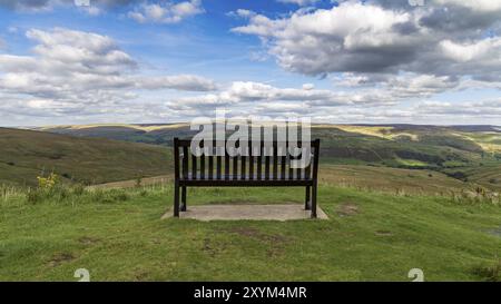 Panca con vista sulle valli dello Yorkshire, vicino Thwaite, North Yorkshire, Regno Unito Foto Stock
