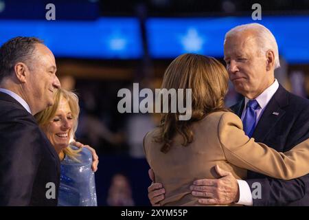 Chicago, Illinois, 19 agosto 2024 - Presidente Joe Biden, Vice Presidente Kamala Harris, First Lady Jill Biden e secondo Gentleman Doug Emhoff al Foto Stock