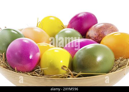 Uova di Pasqua in un recipiente di legno, DOF grande Foto Stock