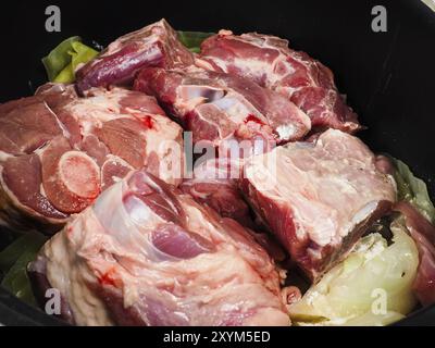 Lo chef prepara un tradizionale piatto di norvegesi, di agnello e di cavolo nero Foto Stock