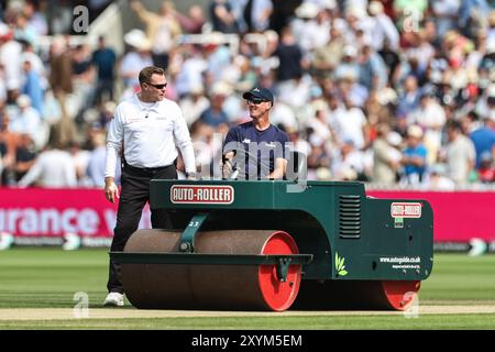 Londra, Regno Unito. 30 agosto 2024. Il personale di terra assiste al campo di gioco durante il 2° Rothesay test Match Day 2 presso Lords, Londra, Regno Unito, 30 agosto 2024 (foto di Mark Cosgrove/News Images) a Londra, Regno Unito il 30/8/2024. (Foto di Mark Cosgrove/News Images/Sipa USA) credito: SIPA USA/Alamy Live News Foto Stock