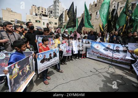 Khan Younis, Striscia di Gaza, Palestina. 8 aprile 2022. I sostenitori della Jihad islamica palestinese e del movimento di resistenza di Hamas si riuniscono nella città di Khan Younis per rendere omaggio a Raad Hazem, un palestinese di 28 anni ucciso dalle forze israeliane venerdì. Raad Hazem, della città di Jenin, in Cisgiordania, aveva presumibilmente aperto il fuoco in un bar di Tel Aviv giovedì sera uccidendo due persone e ferendone diverse altre prima di essere ucciso a colpi di pistola venerdì. Quello di giovedì è l’ultimo attacco di una recente ondata di violenza tra palestinesi e israeliani. Mentre Israele incolpa tali attacchi al rifiuto dei palestinesi nei miei confronti Foto Stock