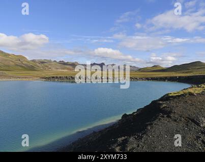 Il cratere d'esplosione Graenavatn pieno d'acqua in Islanda Foto Stock