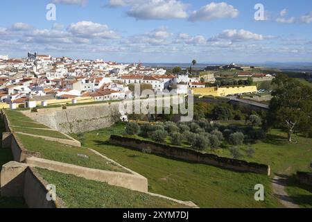 Edifici storici della città di Elvas all'interno delle mura della fortezza di Alentejo, Portogallo, Europa Foto Stock