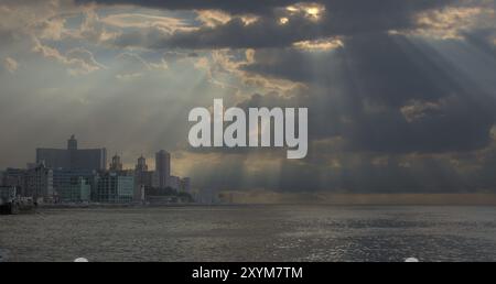 Il mare dell'Avana con la sua spettacolare luce sul mare dell'Avana con una luce spettacolare Foto Stock