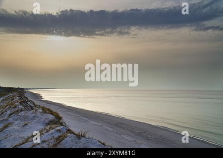 Duna alta sul darss. Punto panoramico nel parco nazionale. Spiaggia, Mar Baltico, cielo e mare. Foto della natura in Germania Foto Stock