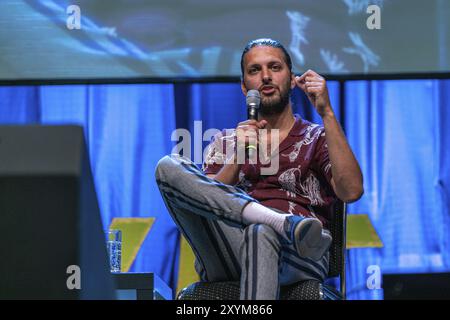 Bonn, Germania, 8 giugno 2019: Shazad Latif (*1988, attore britannico, Star Trek: Discovery) parla delle sue esperienze in Star Trek Discovery al FedCon 28, Foto Stock