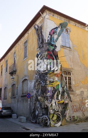 Punto di riferimento, Street art, graffiti, scultura Half Rabbit, artista Arturo Bordalo alias Bordalo II, Vila Nova de Gaia, quartiere di Porto, Portogallo, Europa Foto Stock