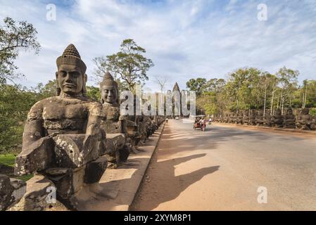 Porta sud di Angkor Thom, Siem Reap, Cambogia, Asia Foto Stock