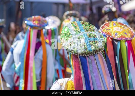 Uomini vestiti con abiti colorati e cappelli che partecipano a un popolare festival religioso a Minas Gerais, Brasile, Sud America Foto Stock