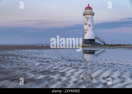 Serata di nuvole a punto di Ayr Lighthouse vicino a Talacre, Flintshire, Wales, Regno Unito Foto Stock