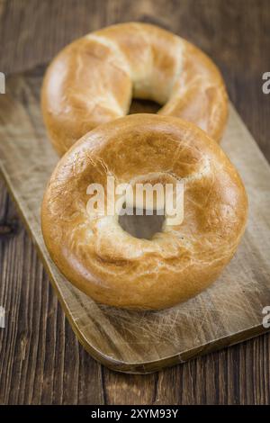 Fatta fresca pianura bagel (messa a fuoco selettiva) su sfondo vintage (close-up shot) Foto Stock