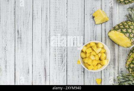 Fatta fresca Ananas (tagliata a fette) su un sfondo vintage come dettagliato di close-up shot Foto Stock