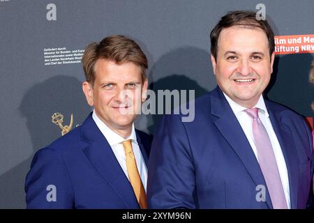 Leo Hoesch und Nathanael Liminski beim cocktail Empfang zur semifinale di Judging der 52. International Emmy Awards auf Schloss Arff AM 29.08.20 Foto Stock