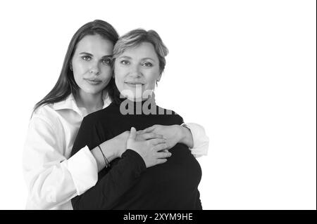 Bella sorridente figlia adulta e madre, isolato su bianco. In bianco e nero Foto Stock