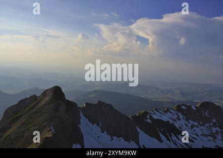 Il Monte Girenspitz e le nuvole estive. Vista dal Monte Santis, Svizzera, Europa Foto Stock