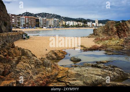 Spiaggia e costa rocciosa a Lloret de Mar, località turistica sulla Costa Brava in Catalogna, Spagna, Europa Foto Stock