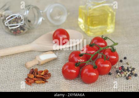 Pomodoro ciliegino con spezie diverse Foto Stock